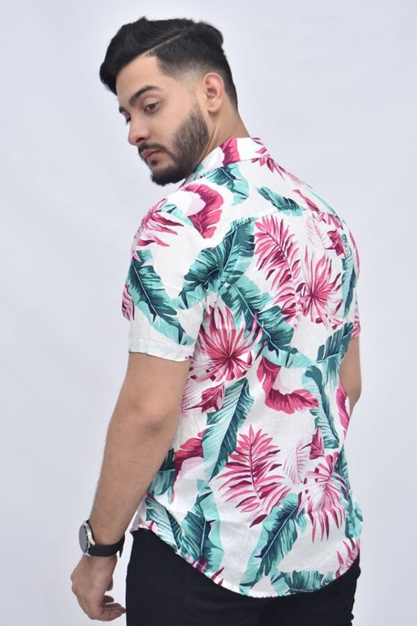 Camisa hawaiana con estampado de hojas verdes para hombre - Imagen 2